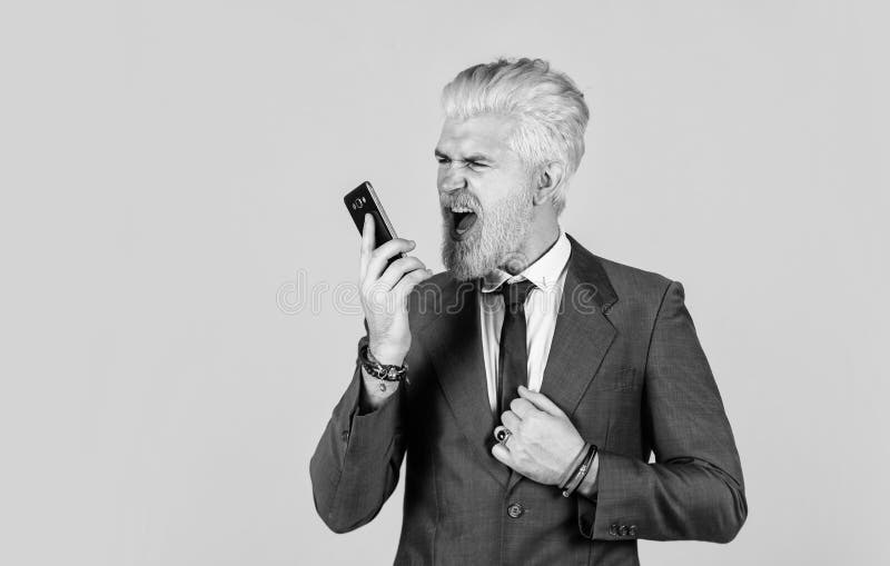 Mann schreit jemanden beim Sprechen an. erfolgreicher Chef. Wirtschaft und Unternehmertum. volle Konzentration am Arbeitsplatz. Ge lizenzfreie stockfotos