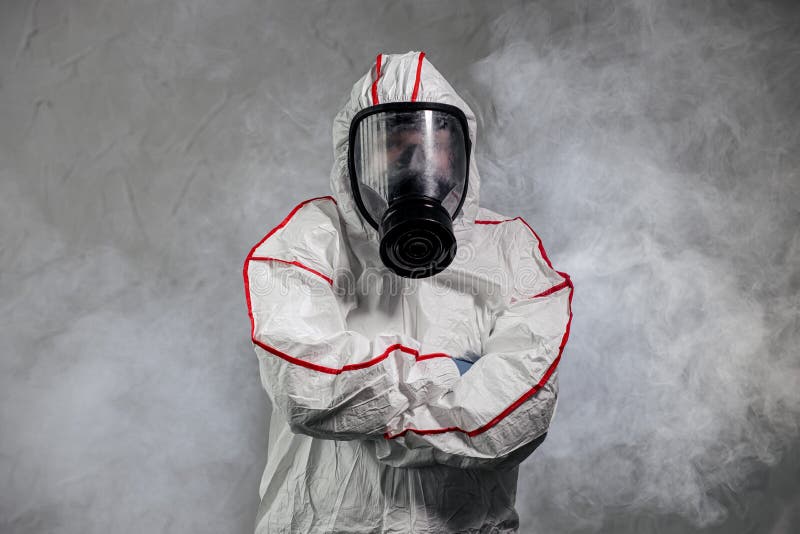 Mann in Schutz hazmat Klage und gasmask. Krankheitserregeratmungsquarantäne Coronavirus Konzept