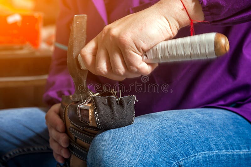 Mann stellte das ` s der Kinder Schuhe her stockfotos Mann stellte das ` s der Kinder Schuhe her stockfotos