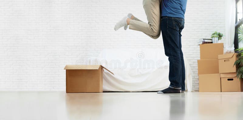 Mann umarmt Frau Überraschung, Banner, Panorama lizenzfreies stockbild