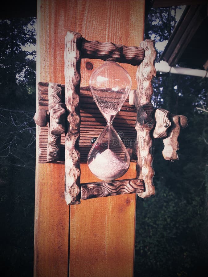 Mann umfaßt Magen von schwangere Frauen auf grauem Hintergrund mit gemaltem Hourglass stockbild Mann umfaßt Magen von schwangere Frauen auf grauem Hintergrund mit gemaltem Hourglass stockbild