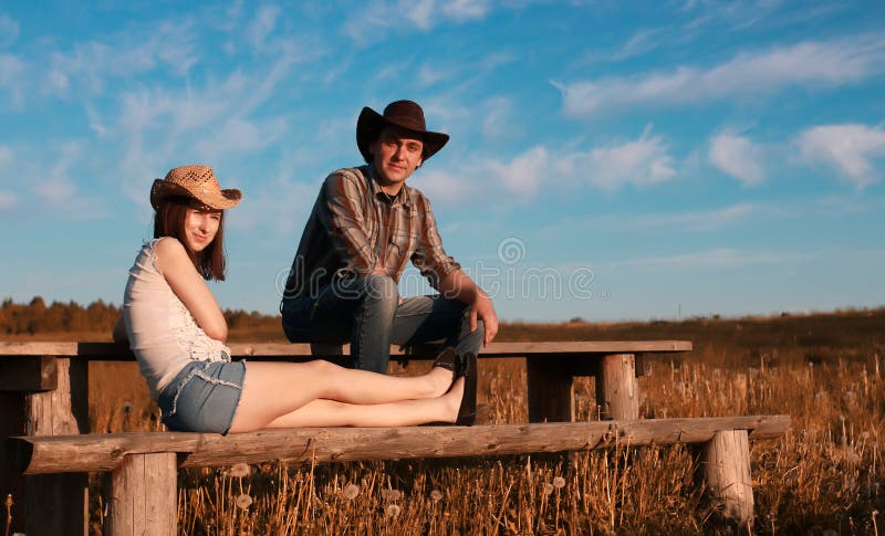 Mann und ein Mädchen gehen in den Herbst lizenzfreie stockfotografie Mann und ein Mädchen gehen in den Herbst lizenzfreie stockfotografie