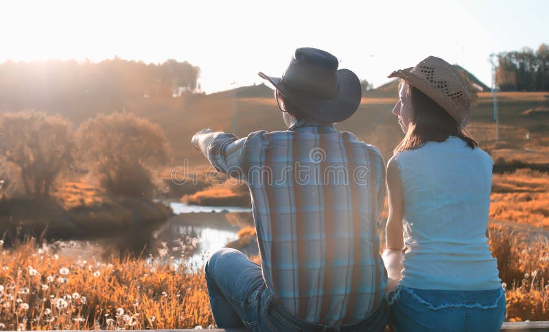 Mann und ein Mädchen gehen in den Herbst lizenzfreies stockbild Mann und ein Mädchen gehen in den Herbst lizenzfreies stockbild