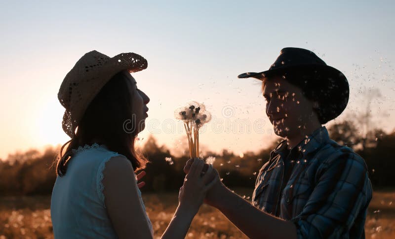 Mann und ein Mädchen gehen in den Herbst stockbild Mann und ein Mädchen gehen in den Herbst stockbild