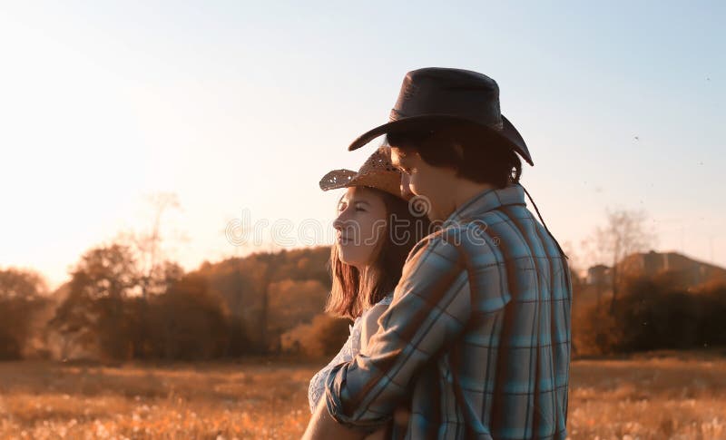 Mann und ein Mädchen gehen in den Herbst stockfotografie Mann und ein Mädchen gehen in den Herbst stockfotografie
