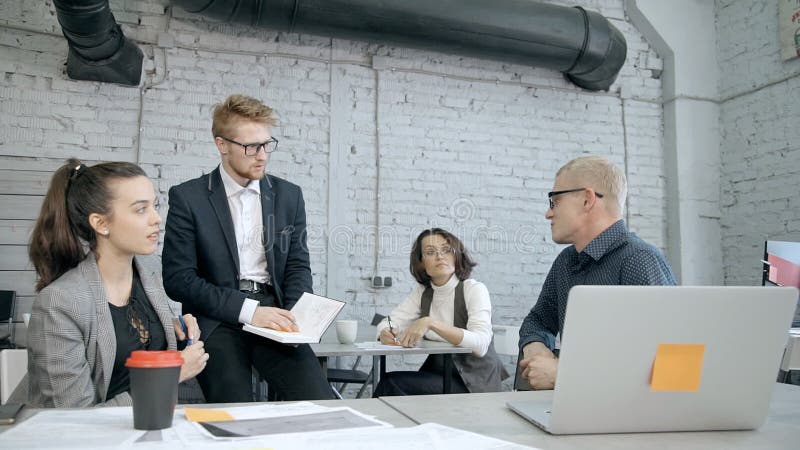 Mann und Frau, die neues Projekt besprechen und planen