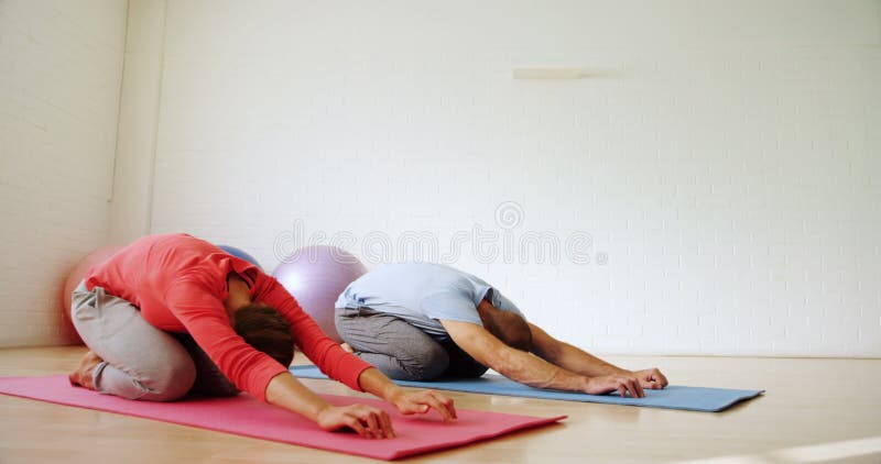 Mann und Frau, die Yoga 4k tun