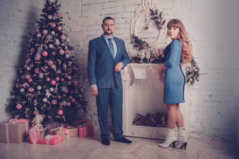 Mann und Frau im Raum lizenzfreies stockbild Mann und Frau im Raum lizenzfreies stockbild