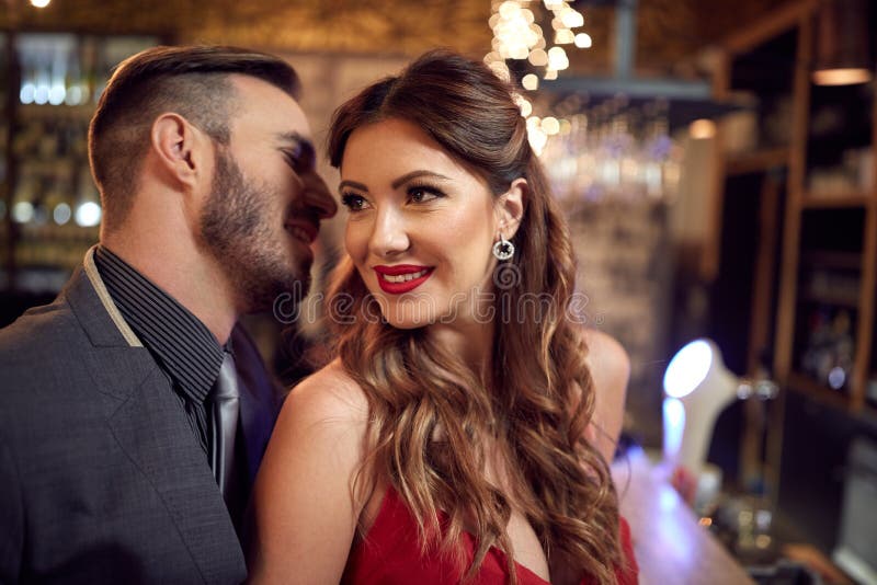 Mann und Frau im romantischen Verhältnis lizenzfreie stockfotografie Mann und Frau im romantischen Verhältnis lizenzfreie stockfotografie