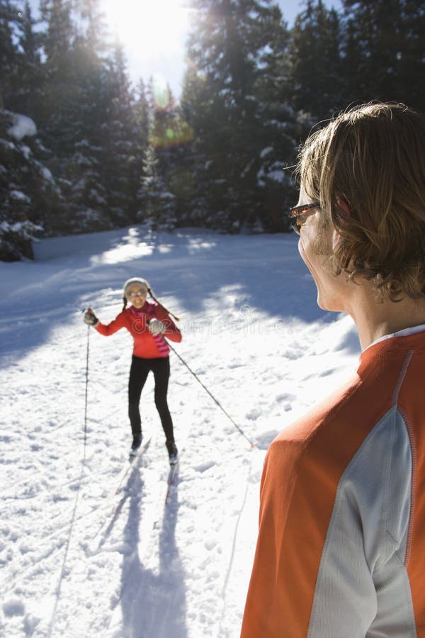 Mann-und Frauen-Schnee-Skifahren stockbild Mann-und Frauen-Schnee-Skifahren stockbild