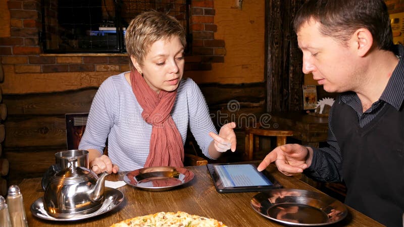 Mann- und FrauenTeilhaber, die im Café plaudern stockbild Mann- und FrauenTeilhaber, die im Café plaudern stockbild