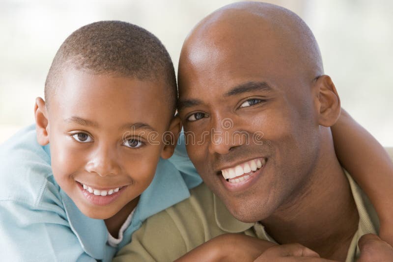 Mann und junger Junge umfassen und lächeln stockfotos Mann und junger Junge umfassen und lächeln stockfotos