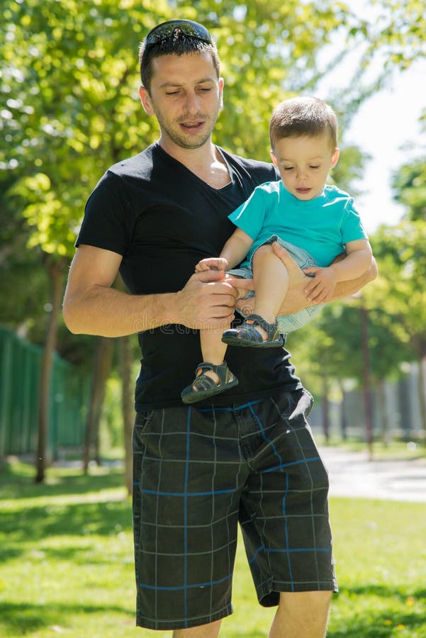 Mann und Kind lizenzfreie stockfotos Mann und Kind lizenzfreie stockfotos