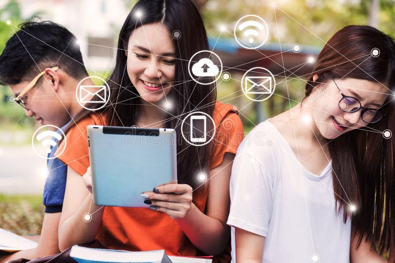 Mann und Studentinnen der höheren Ausbildung während des Lesekonzeptes stockfoto Mann und Studentinnen der höheren Ausbildung während des Lesekonzeptes stockfoto