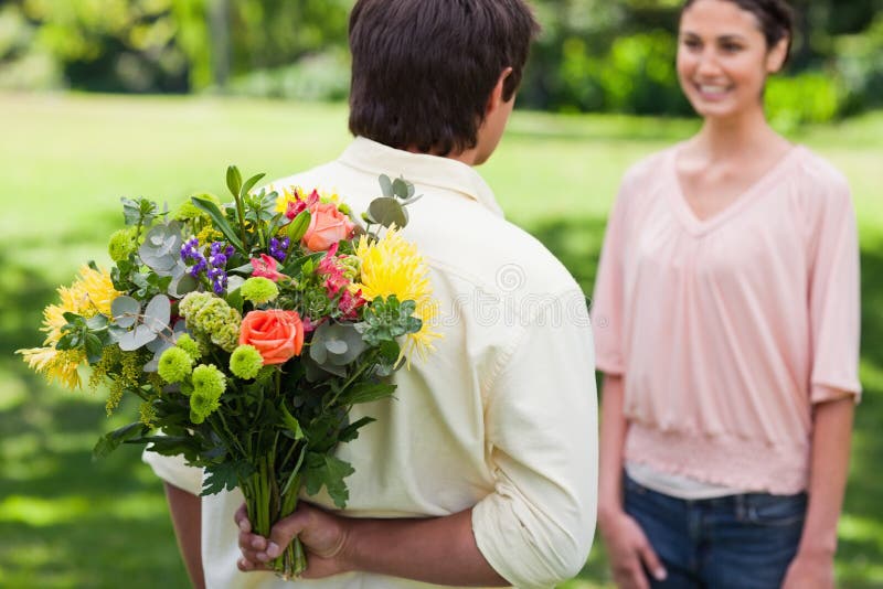 Mann ungefähr, zum eines Blumenstraußes der Blumen darzustellen stockfotos Mann ungefähr, zum eines Blumenstraußes der Blumen darzustellen stockfotos