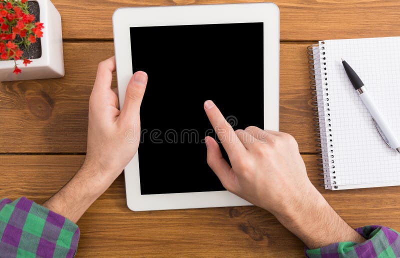 Mann unter Verwendung der digitalen Tablette, Abschluss oben, Draufsicht, lizenzfreie stockbilder Mann unter Verwendung der digitalen Tablette, Abschluss oben, Draufsicht, lizenzfreie stockbilder