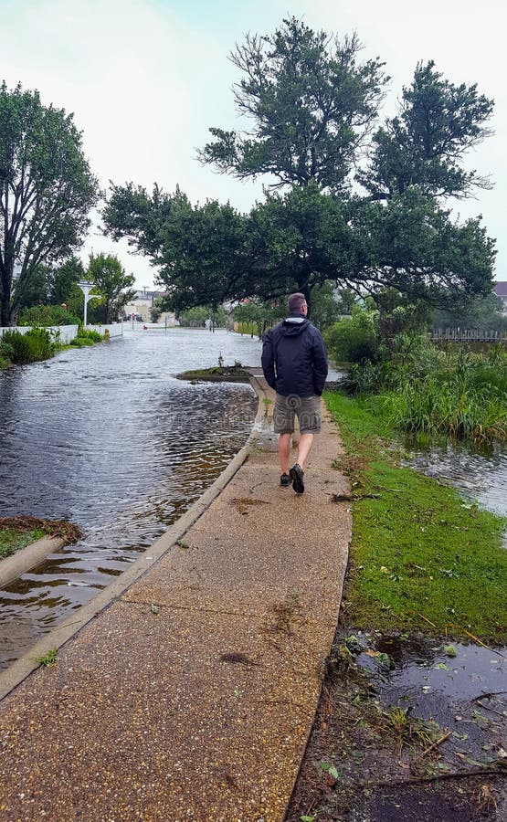 Mann-Vermessenshurrikan-Hochwasser Manteo-North Carolina lizenzfreie stockbilder Mann-Vermessenshurrikan-Hochwasser Manteo-North Carolina lizenzfreie stockbilder