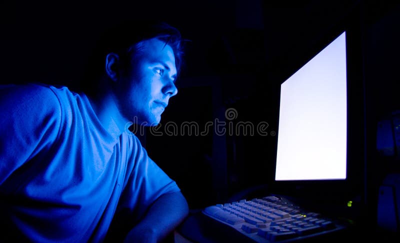 Mann vor Computer Mann vor Computer