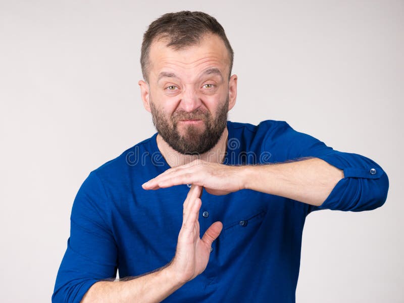 Mann zeigt Zeitstoppgesten stockfotos