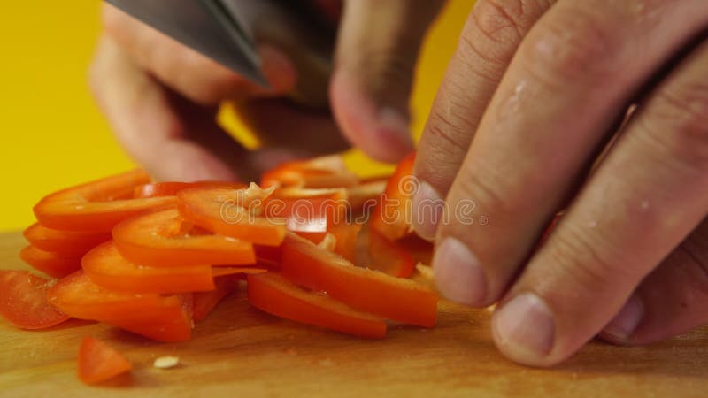 Mann übergibt den Schnitt des roten Pfeffers