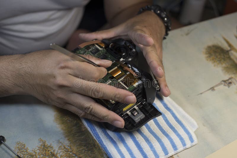 Mann übergibt Reparatur gebrochene Film-Kamera, Fotografie-Arbeitsplatz Freela lizenzfreie stockbilder Mann übergibt Reparatur gebrochene Film-Kamera, Fotografie-Arbeitsplatz Freela lizenzfreie stockbilder