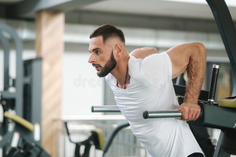 Mannaufwärmen in der Turnhalle Hübsche bärtige Mannzüge lizenzfreie stockfotos Mannaufwärmen in der Turnhalle Hübsche bärtige Mannzüge lizenzfreie stockfotos