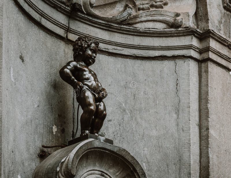 Manneken pis little pisser είναι χάλκινο γλυπτό στο κέντρο των βρυξελλών βέλγιο. στοκ εικόνα με δικαίωμα ελεύθερης χρήσης