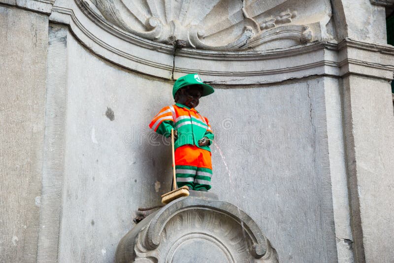 Manneken Pis är en liten bronsskulptur för gränsmärke i Bryssel, Belgien fotografering för bildbyråer Manneken Pis är en liten bronsskulptur för gränsmärke i Bryssel, Belgien fotografering för bildbyråer