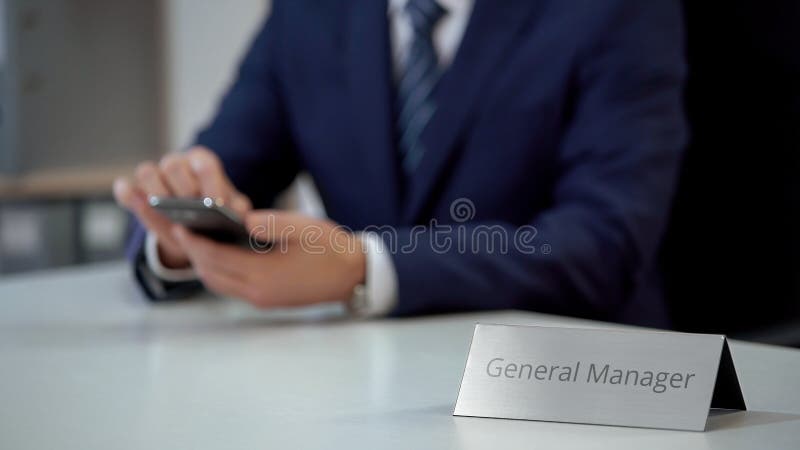 Mannelijke algemene manager van de zaken e-mail van de bedrijfslezing op smartphone