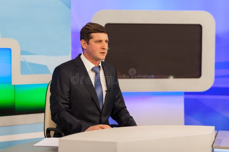 Mannelijke anchorman in TV-studio Leef uitzendend royalty-vrije stock afbeelding Mannelijke anchorman in TV-studio Leef uitzendend royalty-vrije stock afbeelding