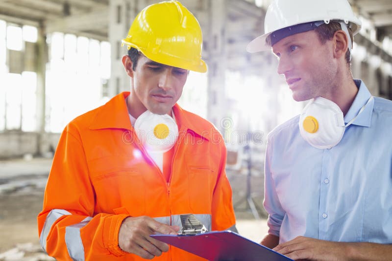 Mannelijke architecten in het beschermende workwear bespreken bij bouwwerf royalty-vrije stock foto's Mannelijke architecten in het beschermende workwear bespreken bij bouwwerf royalty-vrije stock foto's