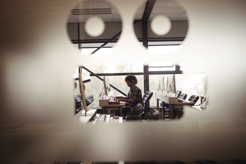 Mannelijke audioingenieur die aan het digitale het uitgeven scherm werken stock foto's Mannelijke audioingenieur die aan het digitale het uitgeven scherm werken stock foto's
