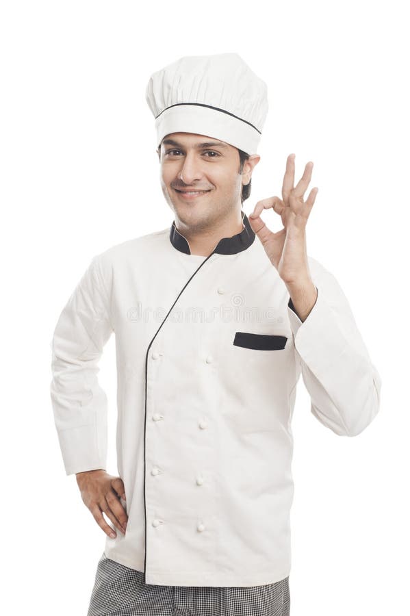 Mannelijke chef-kok die het o.k. teken en glimlachen tonen stock foto's Mannelijke chef-kok die het o.k. teken en glimlachen tonen stock foto's