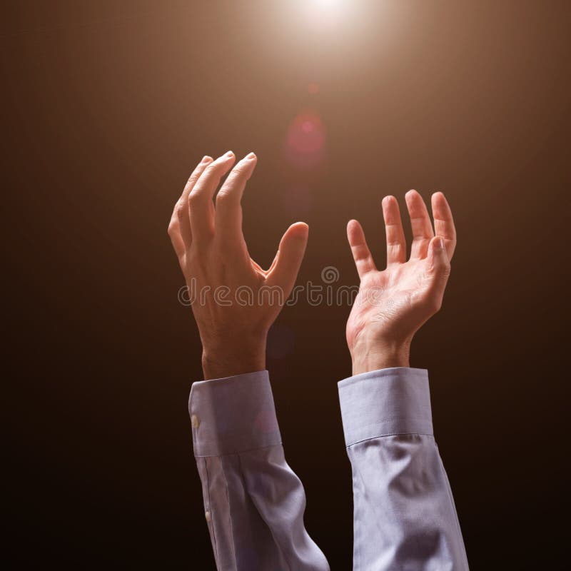 Mannelijke die armen en handen en uitgestrekt in de lucht aan god worden opgeheven Mens die, bedelend, pleitend het afsmeken of h stock fotografie Mannelijke die armen en handen en uitgestrekt in de lucht aan god worden opgeheven Mens die, bedelend, pleitend het afsmeken of h stock fotografie