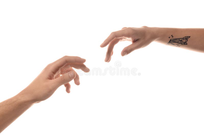 Mannelijke en vrouwelijke handen die aan elkaar op witte achtergrond bereiken