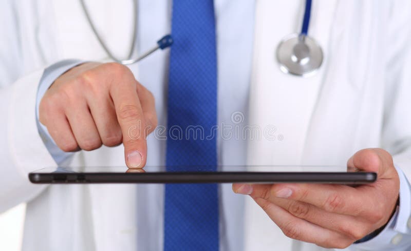 Mannelijke geneeskunde arts die digitale tabletpc houden stock fotografie Mannelijke geneeskunde arts die digitale tabletpc houden stock fotografie