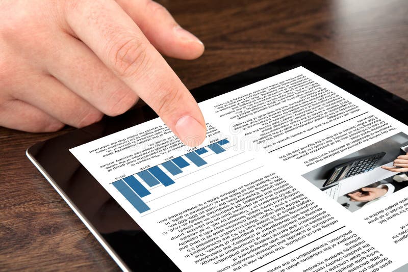 Mannelijke hand wat betreft tablet met bedrijfsnieuws op het scherm royalty-vrije stock afbeelding Mannelijke hand wat betreft tablet met bedrijfsnieuws op het scherm royalty-vrije stock afbeelding