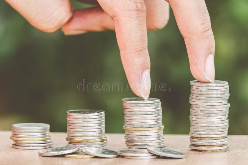 Mannelijke handstappen op geldmuntstuk zoals stapel groeiende zaken stock foto Mannelijke handstappen op geldmuntstuk zoals stapel groeiende zaken stock foto