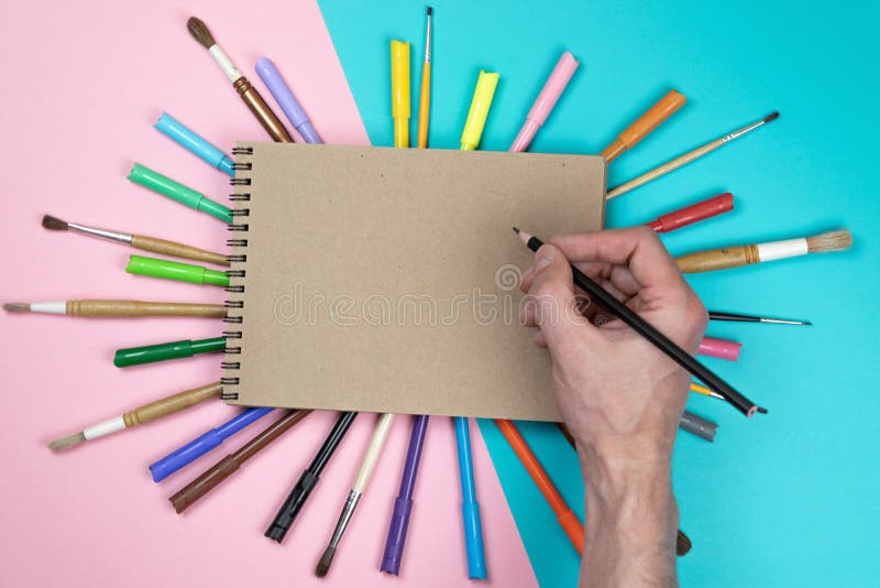Mannelijke handtekening, leeg document en kleurrijke potloden Het brandmerken de sc?ne van het kantoorbehoeftenmodel, lege voorwe stock afbeeldingen Mannelijke handtekening, leeg document en kleurrijke potloden Het brandmerken de sc?ne van het kantoorbehoeftenmodel, lege voorwe stock afbeeldingen