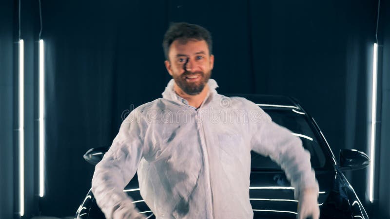 Mannelijke houdt de auto-zorg specialist een buffwheel en het glimlachen stock videobeelden Mannelijke houdt de auto-zorg specialist een buffwheel en het glimlachen stock videobeelden