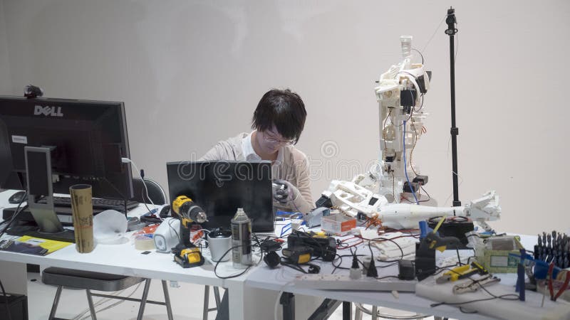 Mannelijke ingenieur die aan roboticaproject werken royalty-vrije stock afbeeldingen Mannelijke ingenieur die aan roboticaproject werken royalty-vrije stock afbeeldingen