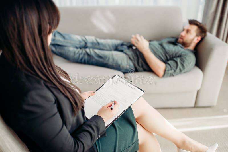 Mannelijke patiënt bij psycholoogontvangst, spanning stock afbeeldingen Mannelijke patiënt bij psycholoogontvangst, spanning stock afbeeldingen