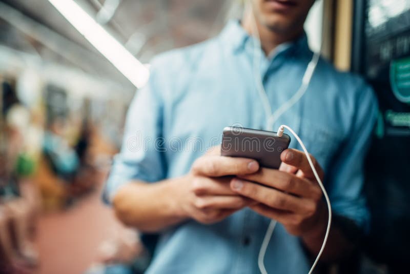 Mannelijke persoon die telefoon in metroauto met behulp van, verslaving royalty-vrije stock foto Mannelijke persoon die telefoon in metroauto met behulp van, verslaving royalty-vrije stock foto