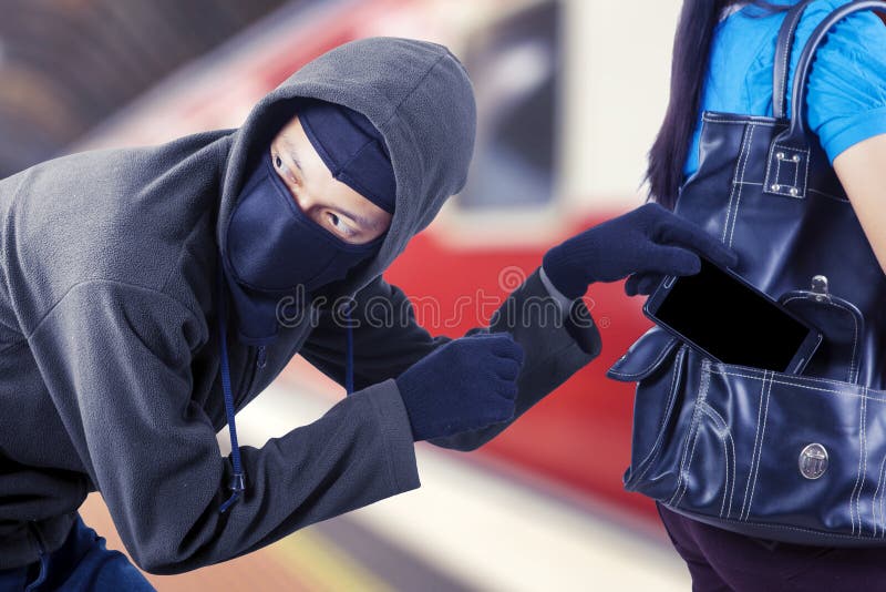 Mannelijke schurken stealing smartphone van zijn slachtoffer royalty-vrije stock foto's Mannelijke schurken stealing smartphone van zijn slachtoffer royalty-vrije stock foto's