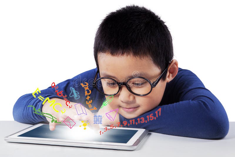 Mannelijke student die met tablet op bureau bestuderen stock fotografie Mannelijke student die met tablet op bureau bestuderen stock fotografie