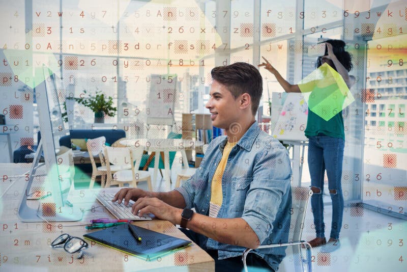 Mannelijke uitvoerende gebruikende computer met collega in virtuele werkelijkheidshoofdtelefoon stock foto's Mannelijke uitvoerende gebruikende computer met collega in virtuele werkelijkheidshoofdtelefoon stock foto's