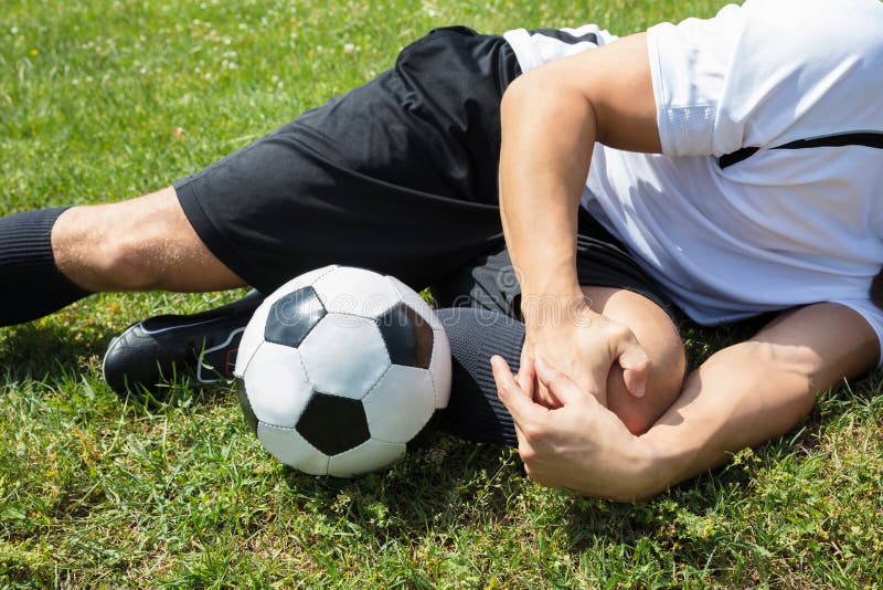 Mannelijke Voetballer die aan Knieverwonding lijden