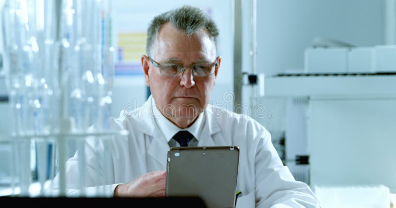 Mannelijke wetenschapper die digitale tablet 4k gebruiken