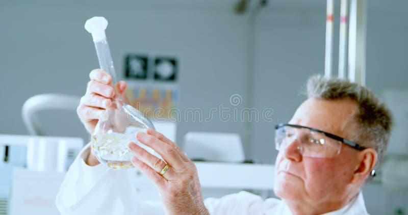 Mannelijke wetenschapper die in laboratorium 4k experimenteren