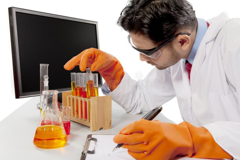 Mannelijke wetenschapper die met chemische producten experimenteren stock afbeeldingen Mannelijke wetenschapper die met chemische producten experimenteren stock afbeeldingen